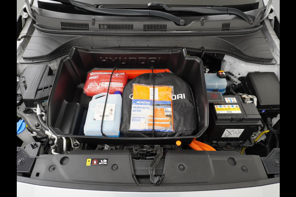 Hyundai Kona Trend VAN: 25.900,- VOOR: 23.330,- UW HERFSTVOORDEEL: 2.570,- 3 FASE LADEN! 64kwh NAVI by Applecarplay/Android auto | rijklaarprijs incl. 12mnd Bovag garantie.