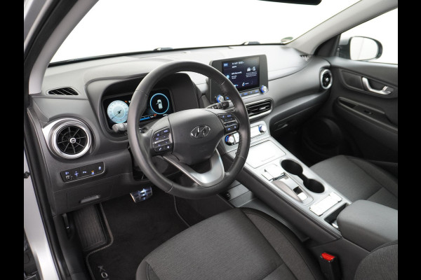 Hyundai Kona Trend VAN: 25.900,- VOOR: 23.330,- UW HERFSTVOORDEEL: 2.570,- 3 FASE LADEN! 64kwh NAVI by Applecarplay/Android auto | rijklaarprijs incl. 12mnd Bovag garantie.