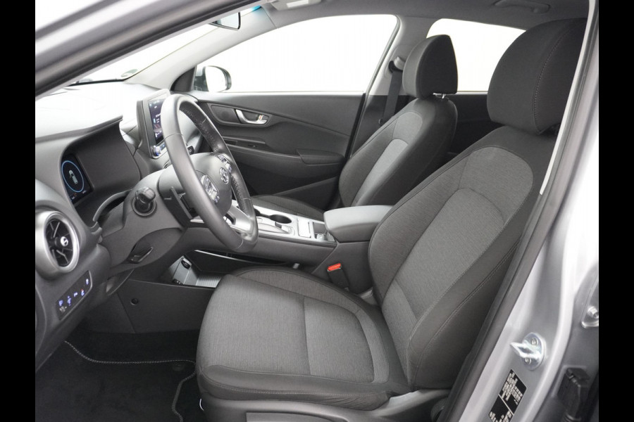 Hyundai Kona Trend VAN: 25.900,- VOOR: 23.330,- UW HERFSTVOORDEEL: 2.570,- 3 FASE LADEN! 64kwh NAVI by Applecarplay/Android auto | rijklaarprijs incl. 12mnd Bovag garantie.