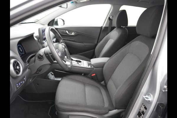 Hyundai Kona Trend VAN: 25.900,- VOOR: 23.330,- UW HERFSTVOORDEEL: 2.570,- 3 FASE LADEN! 64kwh NAVI by Applecarplay/Android auto | rijklaarprijs incl. 12mnd Bovag garantie.