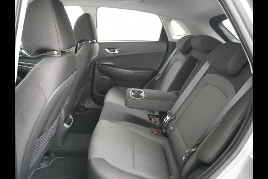 Hyundai Kona Trend VAN: 25.900,- VOOR: 23.330,- UW HERFSTVOORDEEL: 2.570,- 3 FASE LADEN! 64kwh NAVI by Applecarplay/Android auto | rijklaarprijs incl. 12mnd Bovag garantie.