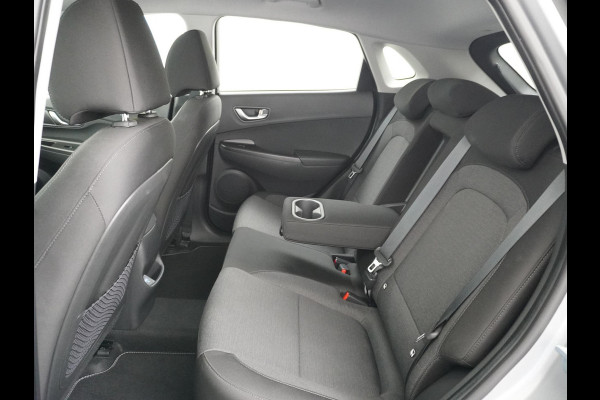 Hyundai Kona Trend VAN: 25.900,- VOOR: 23.330,- UW HERFSTVOORDEEL: 2.570,- 3 FASE LADEN! 64kwh NAVI by Applecarplay/Android auto | rijklaarprijs incl. 12mnd Bovag garantie.