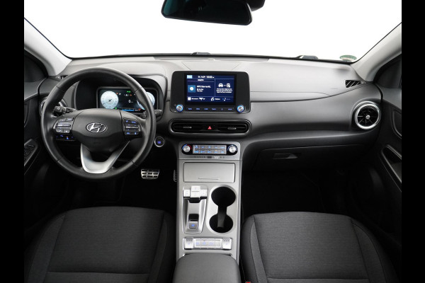 Hyundai Kona Trend VAN: 25.900,- VOOR: 23.330,- UW HERFSTVOORDEEL: 2.570,- 3 FASE LADEN! 64kwh NAVI by Applecarplay/Android auto | rijklaarprijs incl. 12mnd Bovag garantie.