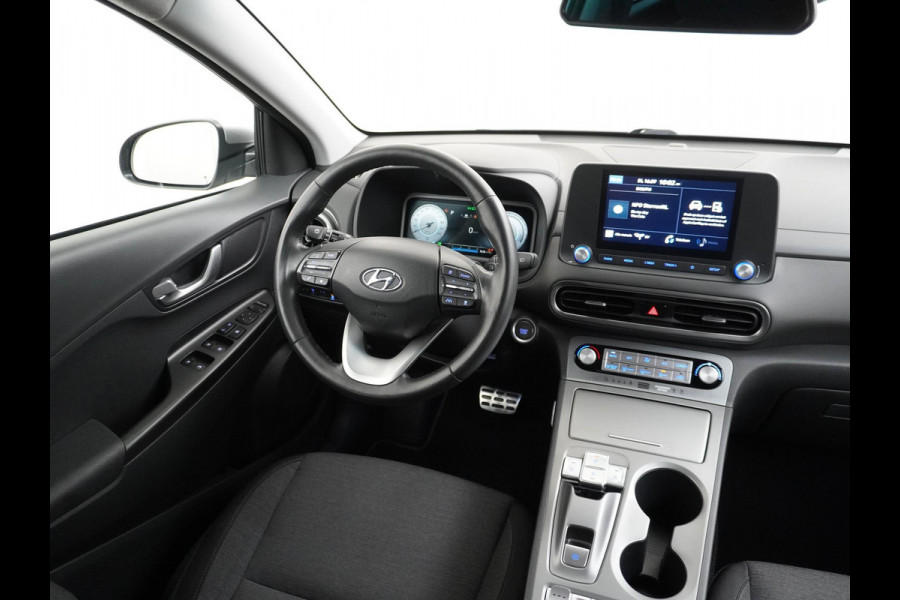 Hyundai Kona Trend VAN: 25.900,- VOOR: 23.330,- UW HERFSTVOORDEEL: 2.570,- 3 FASE LADEN! 64kwh NAVI by Applecarplay/Android auto | rijklaarprijs incl. 12mnd Bovag garantie.