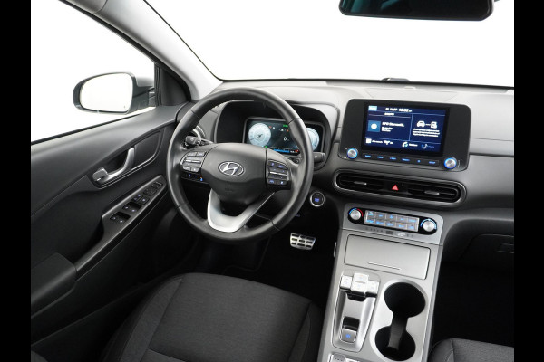 Hyundai Kona Trend VAN: 25.900,- VOOR: 23.330,- UW HERFSTVOORDEEL: 2.570,- 3 FASE LADEN! 64kwh NAVI by Applecarplay/Android auto | rijklaarprijs incl. 12mnd Bovag garantie.