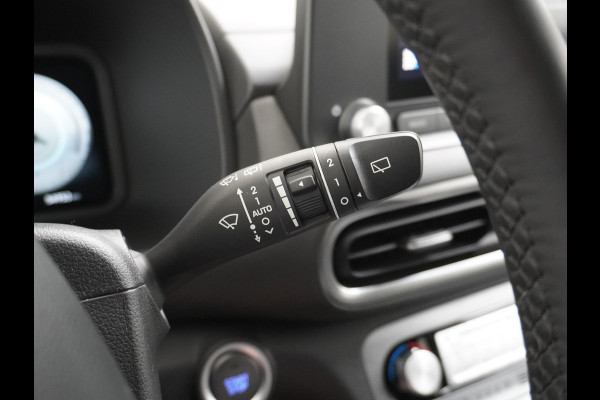 Hyundai Kona Trend VAN: 25.900,- VOOR: 23.330,- UW HERFSTVOORDEEL: 2.570,- 3 FASE LADEN! 64kwh NAVI by Applecarplay/Android auto | rijklaarprijs incl. 12mnd Bovag garantie.