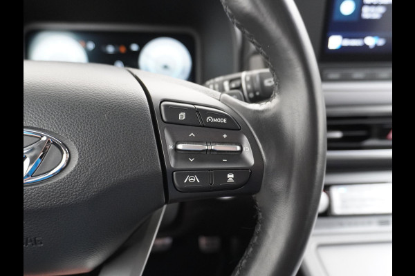 Hyundai Kona Trend VAN: 25.900,- VOOR: 23.330,- UW HERFSTVOORDEEL: 2.570,- 3 FASE LADEN! 64kwh NAVI by Applecarplay/Android auto | rijklaarprijs incl. 12mnd Bovag garantie.
