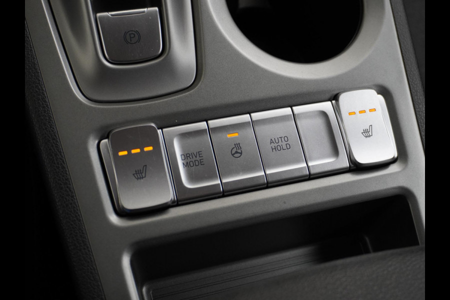 Hyundai Kona Trend VAN: 25.900,- VOOR: 23.330,- UW HERFSTVOORDEEL: 2.570,- 3 FASE LADEN! 64kwh NAVI by Applecarplay/Android auto | rijklaarprijs incl. 12mnd Bovag garantie.