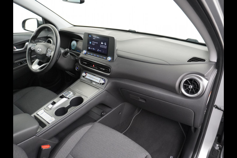Hyundai Kona Trend VAN: 25.900,- VOOR: 23.330,- UW HERFSTVOORDEEL: 2.570,- 3 FASE LADEN! 64kwh NAVI by Applecarplay/Android auto | rijklaarprijs incl. 12mnd Bovag garantie.