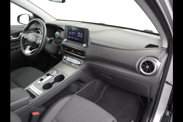 Hyundai Kona Trend VAN: 25.900,- VOOR: 23.330,- UW HERFSTVOORDEEL: 2.570,- 3 FASE LADEN! 64kwh NAVI by Applecarplay/Android auto | rijklaarprijs incl. 12mnd Bovag garantie.