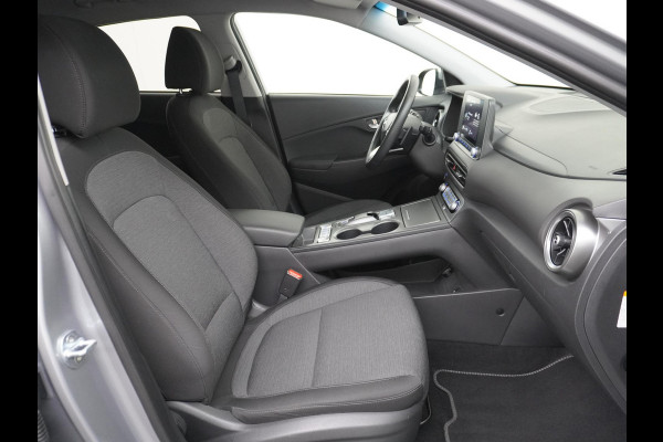 Hyundai Kona Trend VAN: 25.900,- VOOR: 23.330,- UW HERFSTVOORDEEL: 2.570,- 3 FASE LADEN! 64kwh NAVI by Applecarplay/Android auto | rijklaarprijs incl. 12mnd Bovag garantie.
