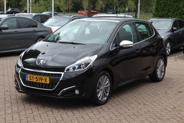 Peugeot 208 1.2 PureTech Allure / Panoramadak / Navigatie / Parkeerhulp achter / 16'' / Apple CarPlay / DAB / Cruise Control Peugeot 208 1.2 PureTech Allure / Panoramadak / Navigatie / Parkeerhulp achter / 16'' / Apple CarPlay / DAB / Cruise Control