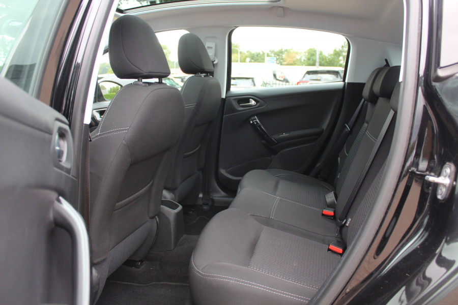 Peugeot 208 1.2 PureTech Allure / Panoramadak / Navigatie / Parkeerhulp achter / 16'' / Apple CarPlay / DAB / Cruise Control Peugeot 208 1.2 PureTech Allure / Panoramadak / Navigatie / Parkeerhulp achter / 16'' / Apple CarPlay / DAB / Cruise Control