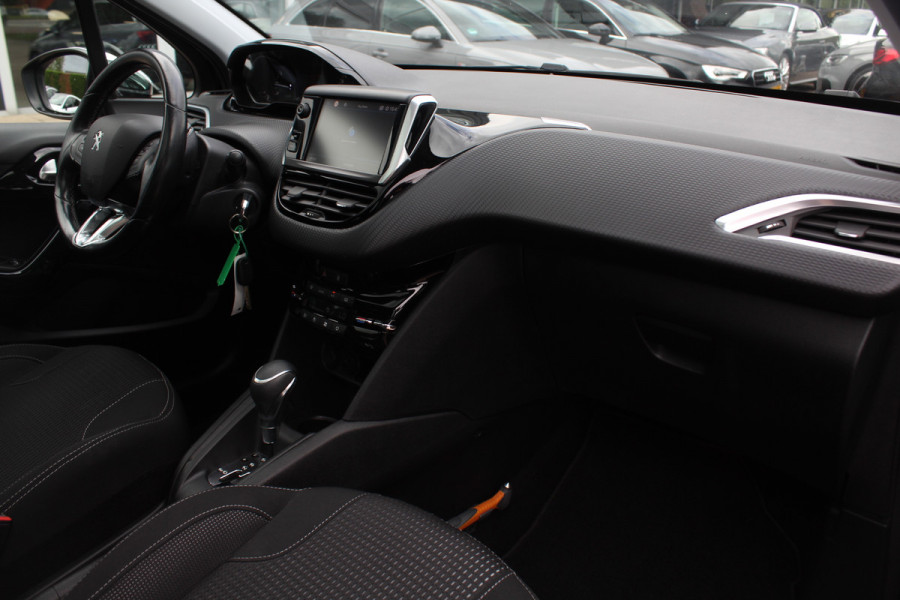 Peugeot 208 1.2 PureTech Allure / Panoramadak / Navigatie / Parkeerhulp achter / 16'' / Apple CarPlay / DAB / Cruise Control Peugeot 208 1.2 PureTech Allure / Panoramadak / Navigatie / Parkeerhulp achter / 16'' / Apple CarPlay / DAB / Cruise Control
