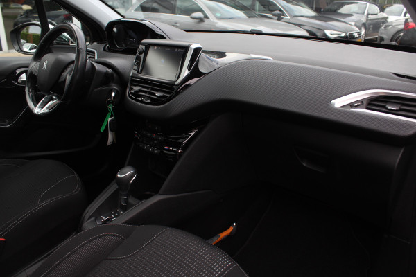 Peugeot 208 1.2 PureTech Allure / Panoramadak / Navigatie / Parkeerhulp achter / 16'' / Apple CarPlay / DAB / Cruise Control Peugeot 208 1.2 PureTech Allure / Panoramadak / Navigatie / Parkeerhulp achter / 16'' / Apple CarPlay / DAB / Cruise Control
