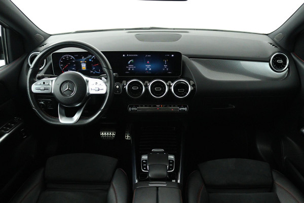Mercedes-Benz B-Klasse 180 Business Solution AMG (PANORAMADAK, STOELVERWARMING, ACHTERUITRIJCAMERA, NAVIGATIE, PARKEERSENSOREN)
