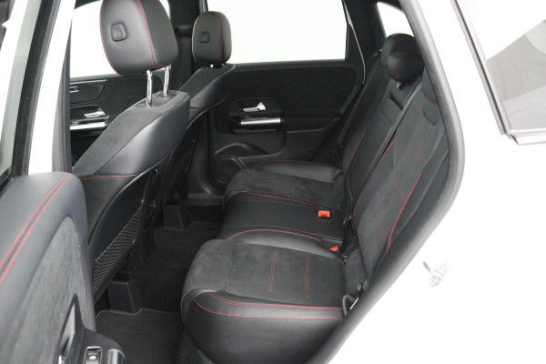 Mercedes-Benz B-Klasse 180 Business Solution AMG (PANORAMADAK, STOELVERWARMING, ACHTERUITRIJCAMERA, NAVIGATIE, PARKEERSENSOREN)