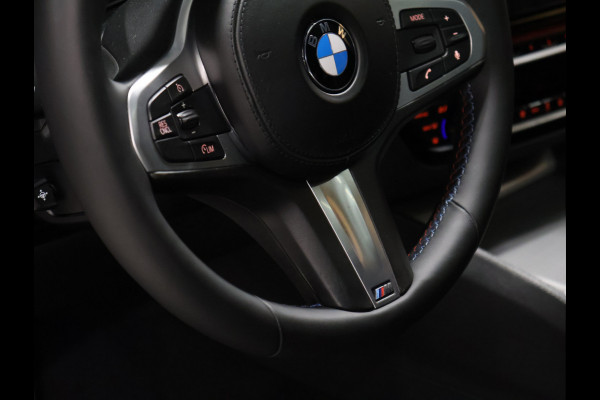 BMW 5 Serie 520i M Sport [SCHUIFKANTELDAK, MEMORY SEATS, HUD, PDC V+A, CRUISE CONTROL, APPLE CARPLAY, STOELVERWARMING, AUTOMATISCHE AIRCO, NAVIGATIE, NIEUWSTAAT]