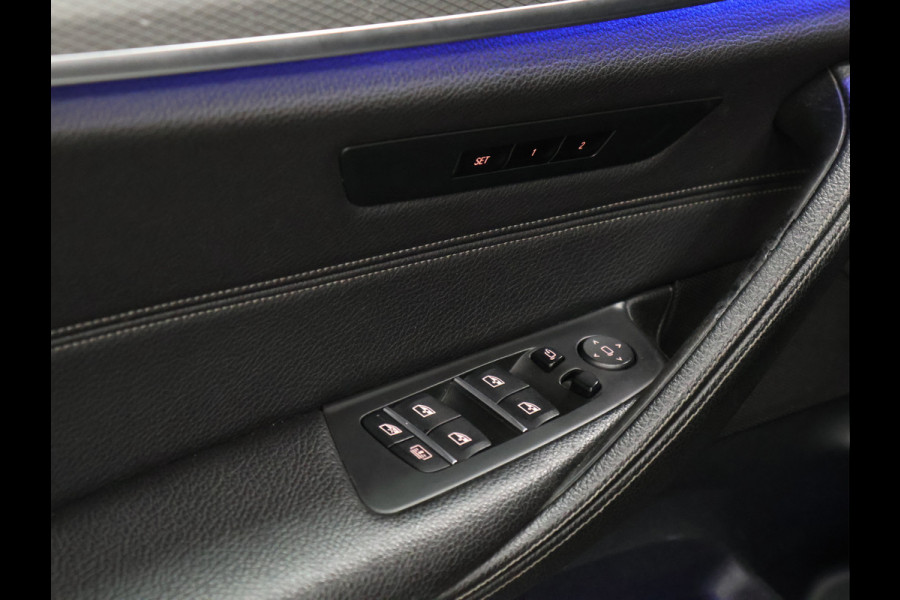 BMW 5 Serie 520i M Sport [SCHUIFKANTELDAK, MEMORY SEATS, HUD, PDC V+A, CRUISE CONTROL, APPLE CARPLAY, STOELVERWARMING, AUTOMATISCHE AIRCO, NAVIGATIE, NIEUWSTAAT]