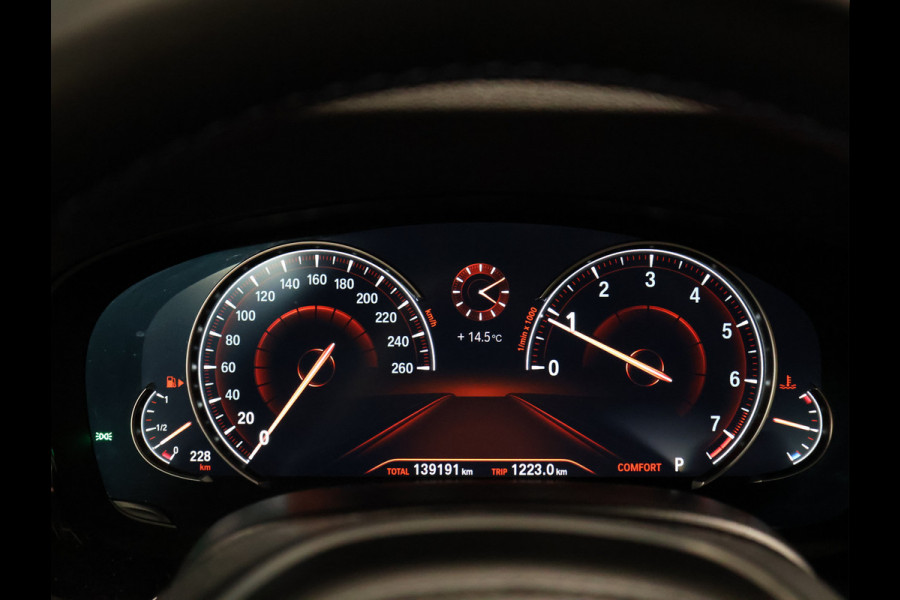 BMW 5 Serie 520i M Sport [SCHUIFKANTELDAK, MEMORY SEATS, HUD, PDC V+A, CRUISE CONTROL, APPLE CARPLAY, STOELVERWARMING, AUTOMATISCHE AIRCO, NAVIGATIE, NIEUWSTAAT]