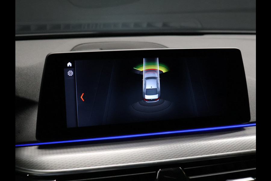 BMW 5 Serie 520i M Sport [SCHUIFKANTELDAK, MEMORY SEATS, HUD, PDC V+A, CRUISE CONTROL, APPLE CARPLAY, STOELVERWARMING, AUTOMATISCHE AIRCO, NAVIGATIE, NIEUWSTAAT]