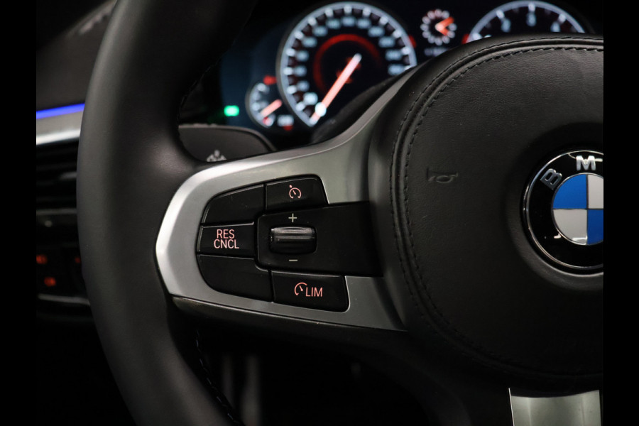 BMW 5 Serie 520i M Sport [SCHUIFKANTELDAK, MEMORY SEATS, HUD, PDC V+A, CRUISE CONTROL, APPLE CARPLAY, STOELVERWARMING, AUTOMATISCHE AIRCO, NAVIGATIE, NIEUWSTAAT]