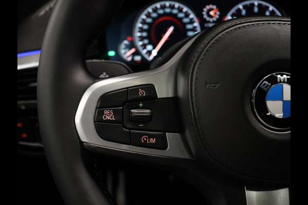 BMW 5 Serie 520i M Sport [SCHUIFKANTELDAK, MEMORY SEATS, HUD, PDC V+A, CRUISE CONTROL, APPLE CARPLAY, STOELVERWARMING, AUTOMATISCHE AIRCO, NAVIGATIE, NIEUWSTAAT]