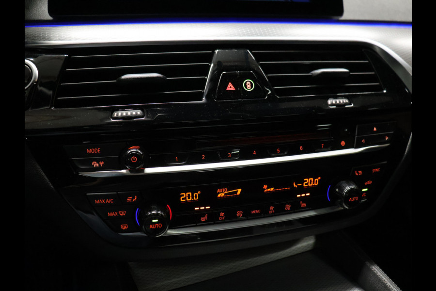 BMW 5 Serie 520i M Sport [SCHUIFKANTELDAK, MEMORY SEATS, HUD, PDC V+A, CRUISE CONTROL, APPLE CARPLAY, STOELVERWARMING, AUTOMATISCHE AIRCO, NAVIGATIE, NIEUWSTAAT]