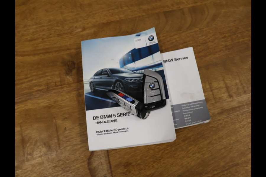 BMW 5 Serie 520i M Sport [SCHUIFKANTELDAK, MEMORY SEATS, HUD, PDC V+A, CRUISE CONTROL, APPLE CARPLAY, STOELVERWARMING, AUTOMATISCHE AIRCO, NAVIGATIE, NIEUWSTAAT]