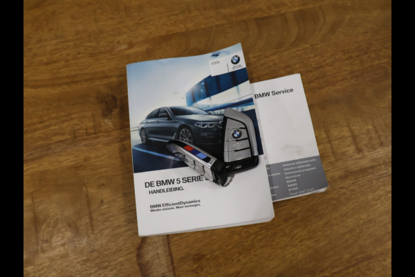 BMW 5 Serie 520i M Sport [SCHUIFKANTELDAK, MEMORY SEATS, HUD, PDC V+A, CRUISE CONTROL, APPLE CARPLAY, STOELVERWARMING, AUTOMATISCHE AIRCO, NAVIGATIE, NIEUWSTAAT]