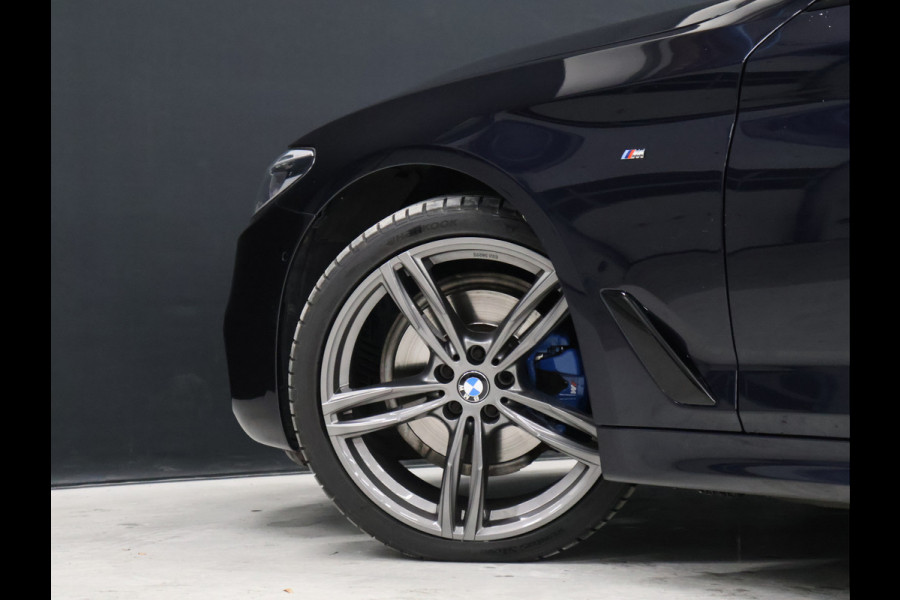 BMW 5 Serie 520i M Sport [SCHUIFKANTELDAK, MEMORY SEATS, HUD, PDC V+A, CRUISE CONTROL, APPLE CARPLAY, STOELVERWARMING, AUTOMATISCHE AIRCO, NAVIGATIE, NIEUWSTAAT]