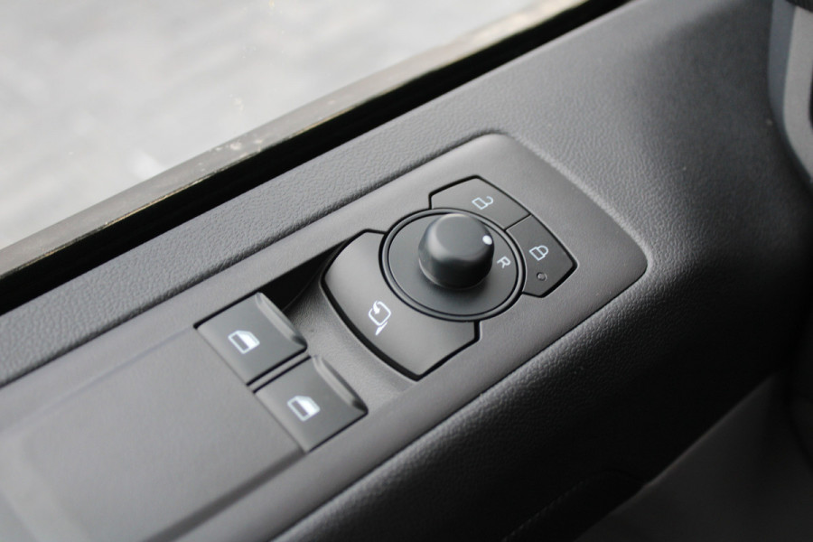 Ford Transit Custom 320 2.0 TDCI L2H1 Trend 170pk - Achterklep - Carplay - Android - LED koplampen - Stoelverwarming - 70l tank - Rijklaar Ford Transit Custom 320 2.0 TDCI L2H1 Trend 170pk - Achterklep - Carplay - Android - LED koplampen - Stoelverwarming - 70l tank - Rijklaar