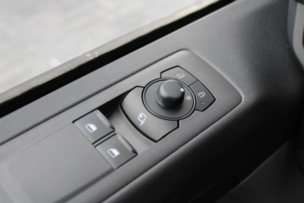 Ford Transit Custom 320 2.0 TDCI L2H1 Trend 170pk - Achterklep - Carplay - Android - LED koplampen - Stoelverwarming - 70l tank - Rijklaar Ford Transit Custom 320 2.0 TDCI L2H1 Trend 170pk - Achterklep - Carplay - Android - LED koplampen - Stoelverwarming - 70l tank - Rijklaar