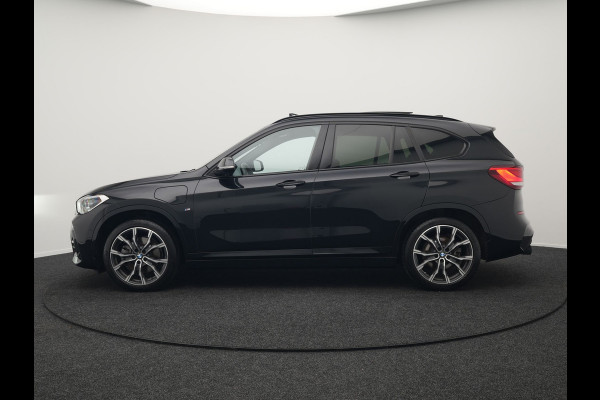 BMW X1 xDrive25e M Sport Plug In Hybrid 221pk Dealer O.H PHEV | Panodak | Head Up | Cruise Control | Lederen Sportstoelen Verwarmd | Sfeerverlichting | Camera | Leder Sportstuur | Navigatie | DAB |