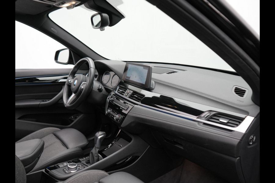 BMW X1 xDrive25e M Sport Plug In Hybrid 221pk Dealer O.H PHEV | Panodak | Head Up | Cruise Control | Lederen Sportstoelen Verwarmd | Sfeerverlichting | Camera | Leder Sportstuur | Navigatie | DAB |