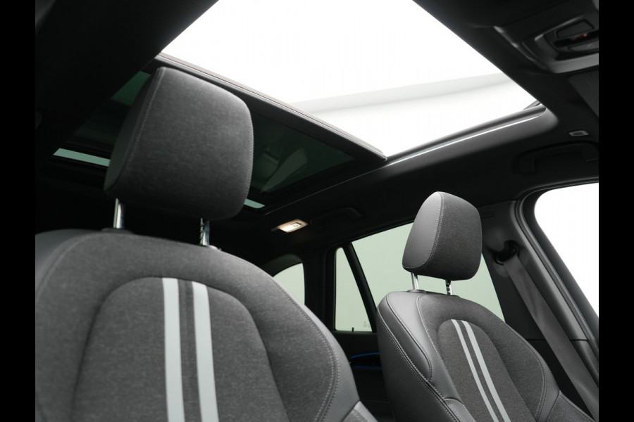 BMW X1 xDrive25e M Sport Plug In Hybrid 221pk Dealer O.H PHEV | Panodak | Head Up | Cruise Control | Lederen Sportstoelen Verwarmd | Sfeerverlichting | Camera | Leder Sportstuur | Navigatie | DAB |