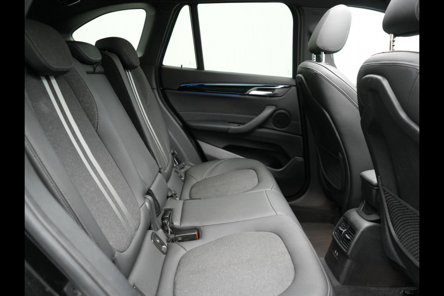 BMW X1 xDrive25e M Sport Plug In Hybrid 221pk Dealer O.H PHEV | Panodak | Head Up | Cruise Control | Lederen Sportstoelen Verwarmd | Sfeerverlichting | Camera | Leder Sportstuur | Navigatie | DAB |
