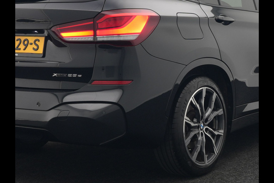 BMW X1 xDrive25e M Sport Plug In Hybrid 221pk Dealer O.H PHEV | Panodak | Head Up | Cruise Control | Lederen Sportstoelen Verwarmd | Sfeerverlichting | Camera | Leder Sportstuur | Navigatie | DAB |