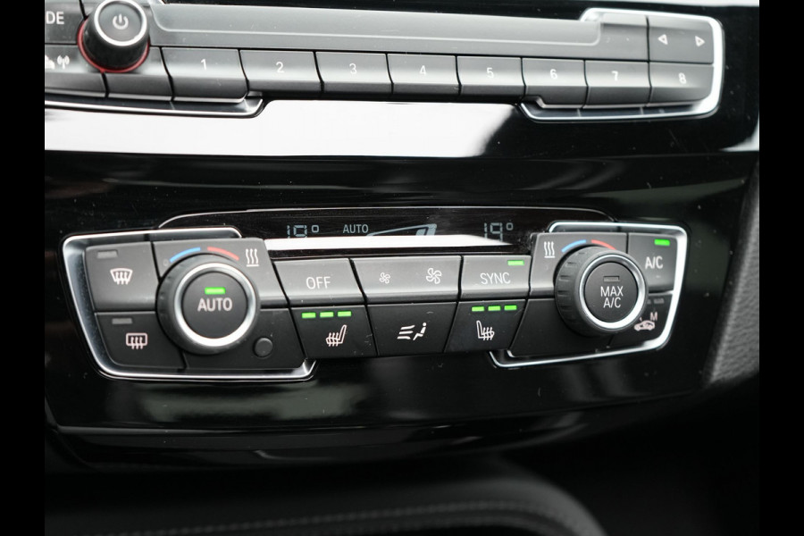 BMW X1 xDrive25e M Sport Plug In Hybrid 221pk Dealer O.H PHEV | Panodak | Head Up | Cruise Control | Lederen Sportstoelen Verwarmd | Sfeerverlichting | Camera | Leder Sportstuur | Navigatie | DAB |