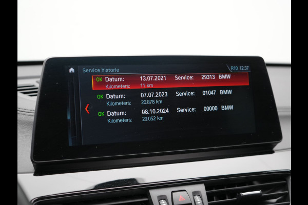 BMW X1 xDrive25e M Sport Plug In Hybrid 221pk Dealer O.H PHEV | Panodak | Head Up | Cruise Control | Lederen Sportstoelen Verwarmd | Sfeerverlichting | Camera | Leder Sportstuur | Navigatie | DAB |