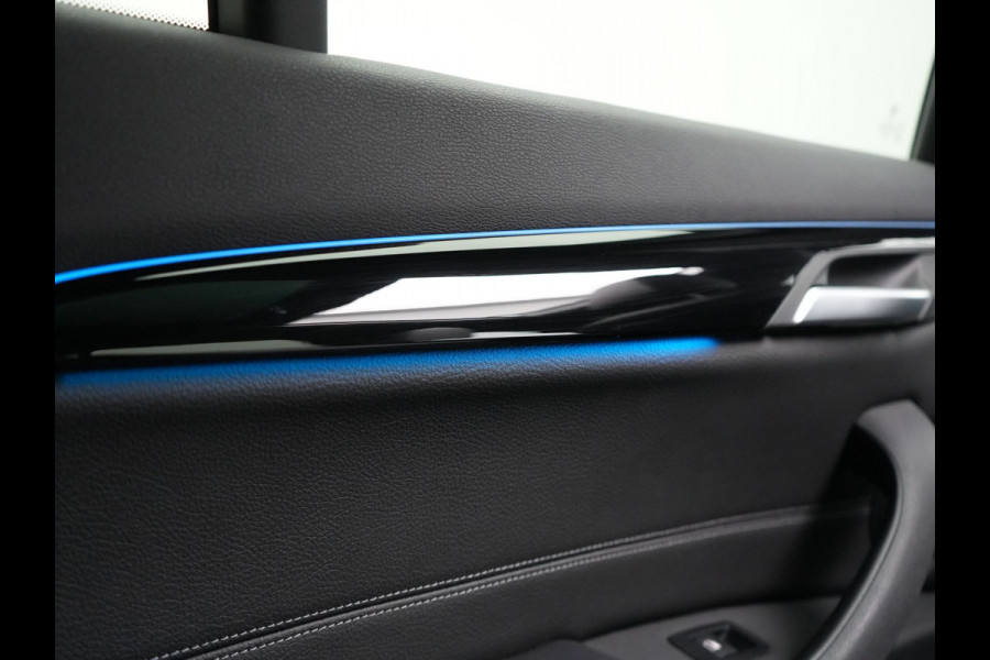 BMW X1 xDrive25e M Sport Plug In Hybrid 221pk Dealer O.H PHEV | Panodak | Head Up | Cruise Control | Lederen Sportstoelen Verwarmd | Sfeerverlichting | Camera | Leder Sportstuur | Navigatie | DAB |