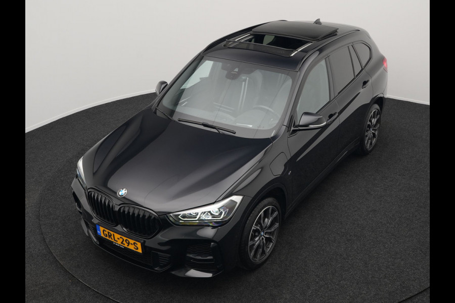 BMW X1 xDrive25e M Sport Plug In Hybrid 221pk Dealer O.H PHEV | Panodak | Head Up | Cruise Control | Lederen Sportstoelen Verwarmd | Sfeerverlichting | Camera | Leder Sportstuur | Navigatie | DAB |