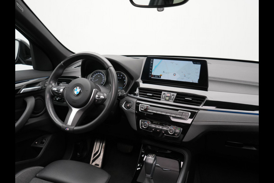 BMW X1 xDrive25e M Sport Plug In Hybrid 221pk Dealer O.H PHEV | Panodak | Head Up | Cruise Control | Lederen Sportstoelen Verwarmd | Sfeerverlichting | Camera | Leder Sportstuur | Navigatie | DAB |
