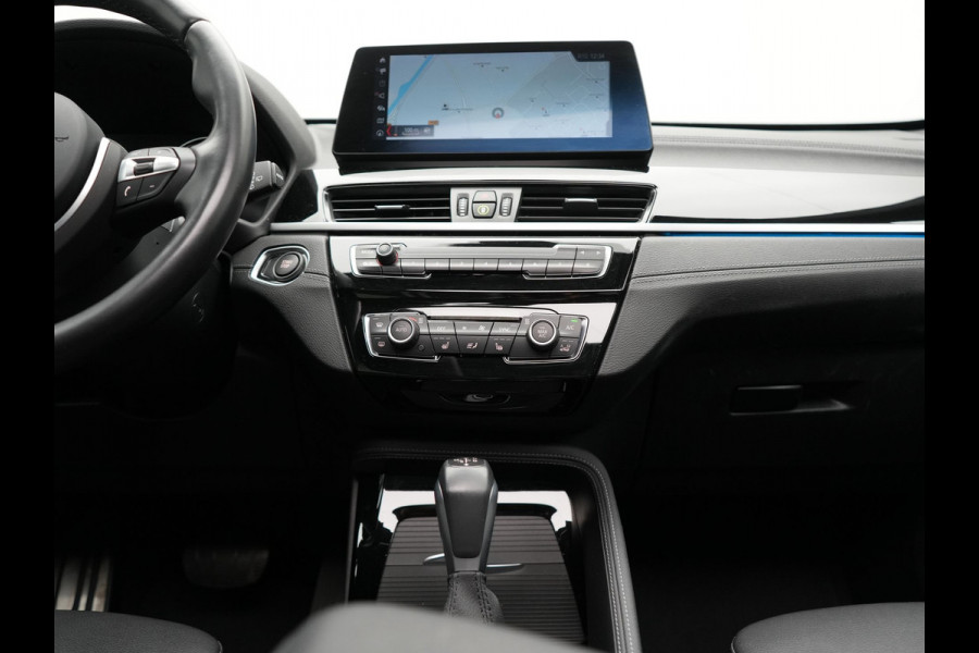 BMW X1 xDrive25e M Sport Plug In Hybrid 221pk Dealer O.H PHEV | Panodak | Head Up | Cruise Control | Lederen Sportstoelen Verwarmd | Sfeerverlichting | Camera | Leder Sportstuur | Navigatie | DAB |