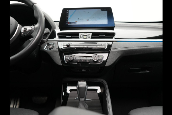 BMW X1 xDrive25e M Sport Plug In Hybrid 221pk Dealer O.H PHEV | Panodak | Head Up | Cruise Control | Lederen Sportstoelen Verwarmd | Sfeerverlichting | Camera | Leder Sportstuur | Navigatie | DAB |