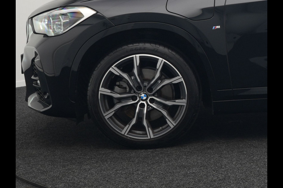 BMW X1 xDrive25e M Sport Plug In Hybrid 221pk Dealer O.H PHEV | Panodak | Head Up | Cruise Control | Lederen Sportstoelen Verwarmd | Sfeerverlichting | Camera | Leder Sportstuur | Navigatie | DAB |