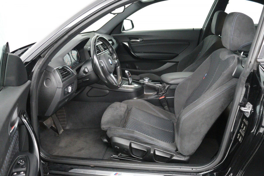 BMW 2 Serie Coupé 218i Executive Edition M-sport (Dealer onderhoud, NL-auto, Navi, Parkeerhulp V+A, Sportstoelen, Etc)