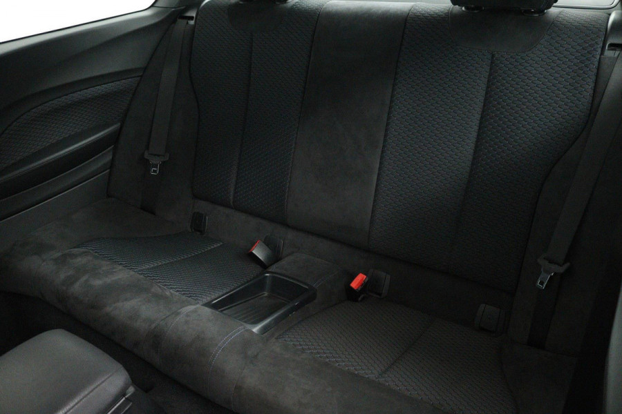 BMW 2 Serie Coupé 218i Executive Edition M-sport (Dealer onderhoud, NL-auto, Navi, Parkeerhulp V+A, Sportstoelen, Etc)