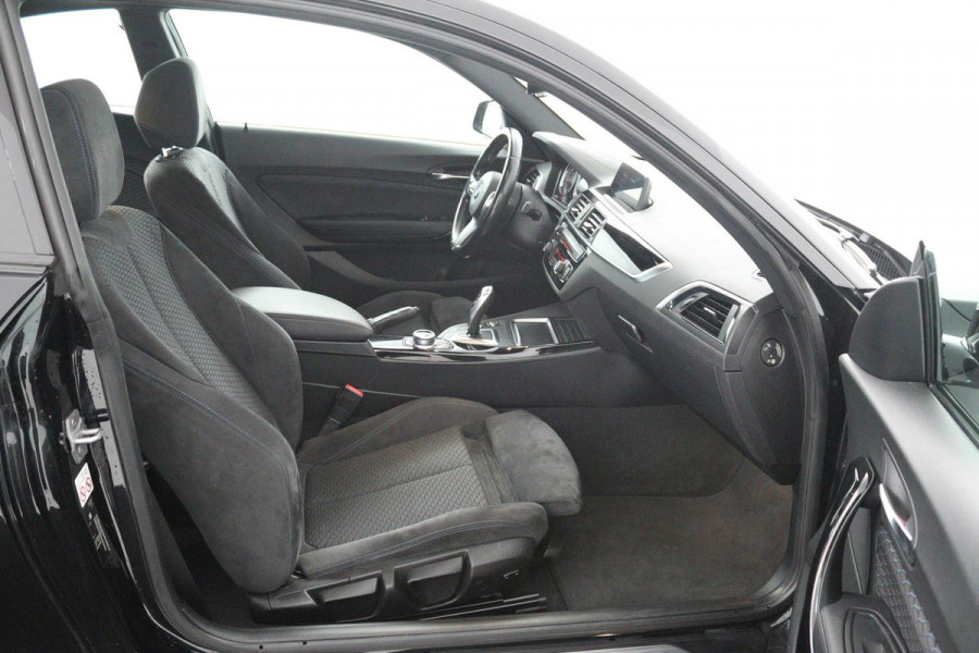 BMW 2 Serie Coupé 218i Executive Edition M-sport (Dealer onderhoud, NL-auto, Navi, Parkeerhulp V+A, Sportstoelen, Etc)