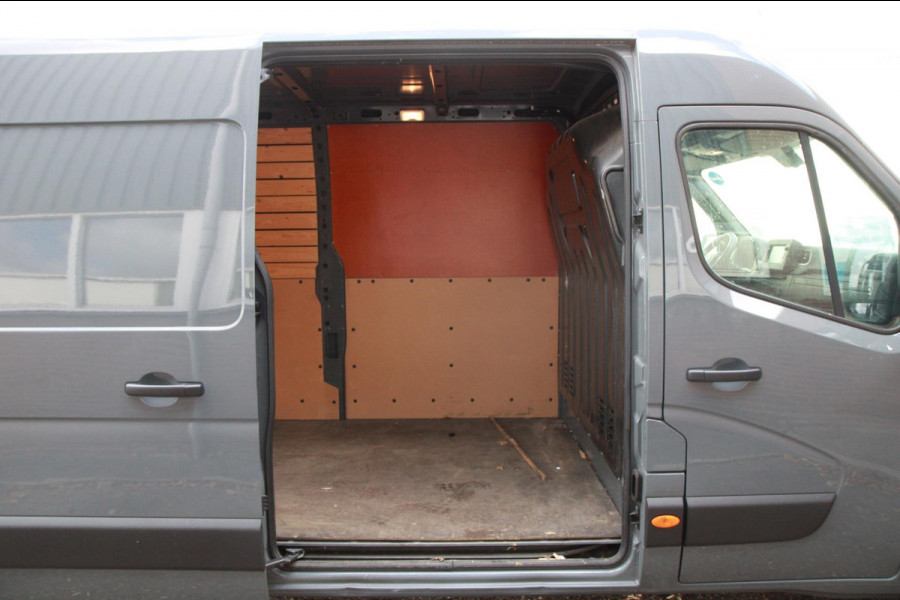 Renault Master T35 2.3 dCi 135PK L3H2 / Trekhaak / Camera / Navi / 3 zits